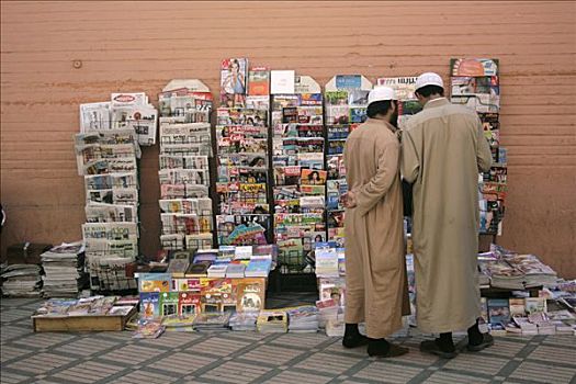 两个男人,正面,报摊,马拉喀什,摩洛哥