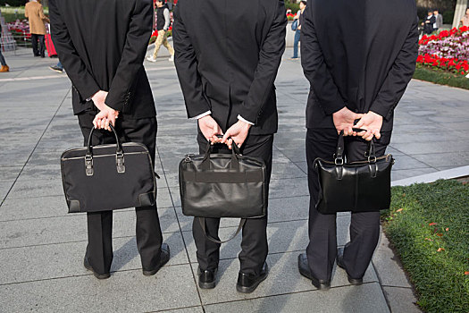后视图,三个男人,穿,黑色,套装,公文包,站立,并排,公路