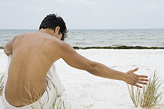 男人,坐,海滩,接触,沙丘草,后视图