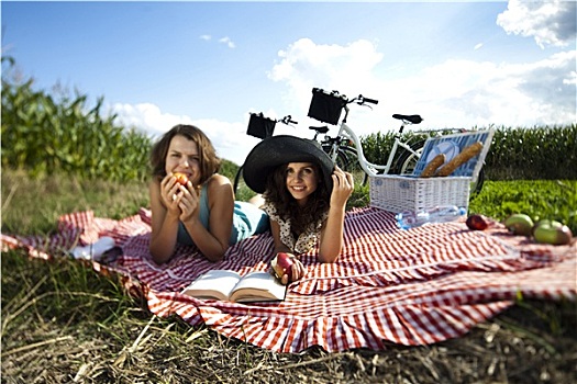 两个女人,野餐
