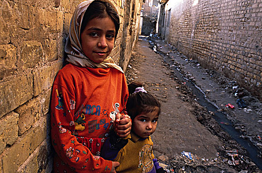 女孩,兄弟姐妹,下水道,巴格达,伊拉克,信息,一月,2003年,孩子,女人,残留,一个,五个,南方,中心
