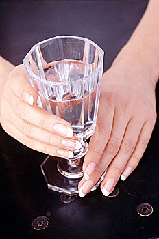 特写,女人,法式指甲,拿着,水杯