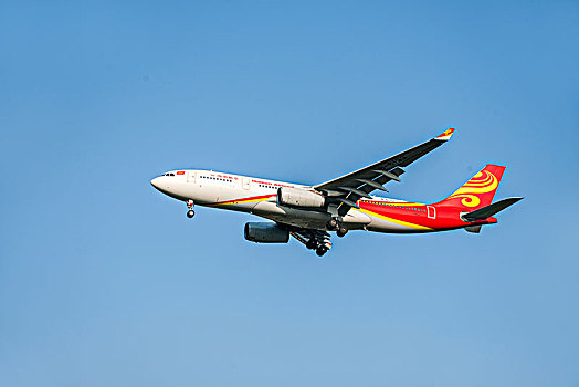 海南航空的飞机正降落重庆江北机场