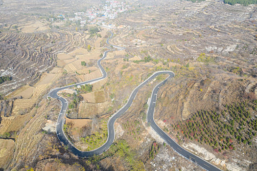 航拍济南金钢纂村的盘山公路