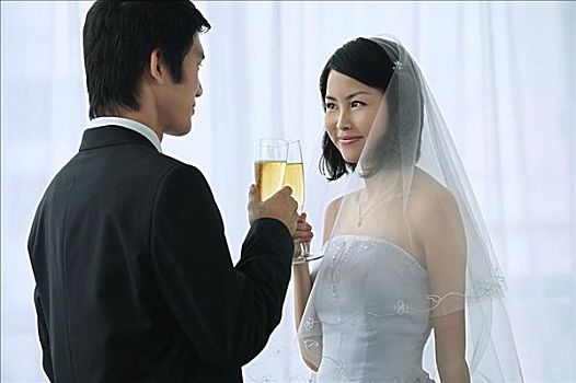 新婚夫妇,拿着,室外,香槟酒杯,干杯