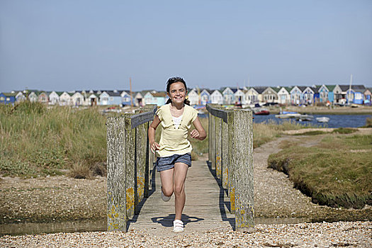 英格兰,女孩,跑,上方,人行天桥,海滩小屋,背景