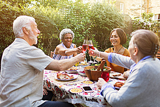 活力老人,朋友,祝酒,淡红葡萄酒酒杯,花园派对