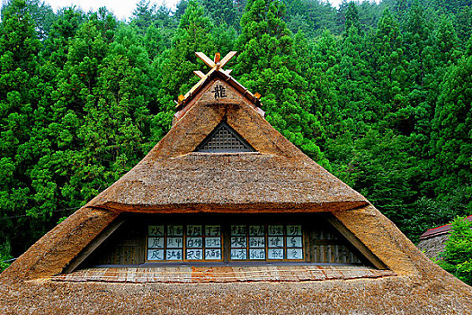 日本西湖湖畔西湖的日本第一美丽草顶屋村落