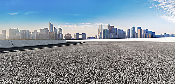 前景为沥青路面的杭州摩天大楼