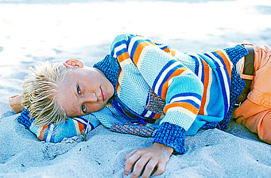 金发,男孩,穿,条纹,毛衣,放松,沙滩