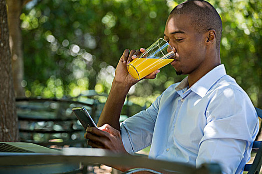 男人,喝,果汁,打手机,餐馆,男青年