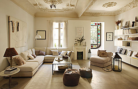慷慨,角,沙发,漂浮,架子,简单,现代生活,房间,时期,公寓,仰视,洁净,粉饰灰泥,天花板
