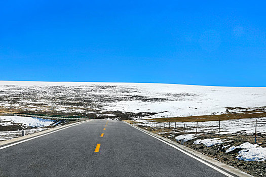 高山下的公路