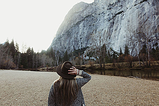 后视图,女人,拿着,帽子,向外看,山,优胜美地国家公园,加利福尼亚,美国