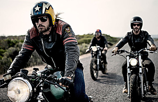 三个男人,戴着,脸,安全帽,墨镜,骑,咖啡,竞速,摩托车,乡村道路