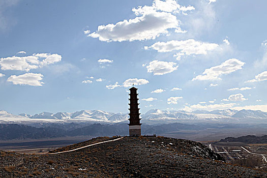 伊吾南山英雄塔