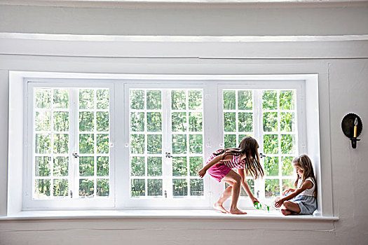 两个女孩,玩,坐,石台,大窗