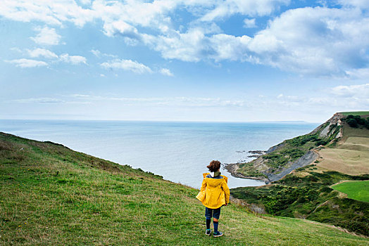 男孩,悬崖顶,向外看,海洋,英国