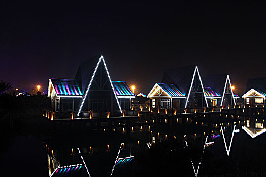 度假村夜景,海边木屋