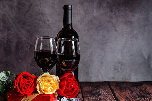 玫瑰,红酒和礼盒