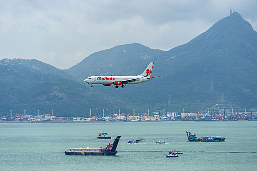 一架马印航空的客机正降落在香港国际机场