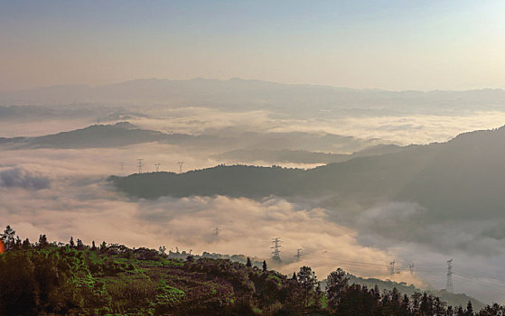 高山沟壑云雾缭绕