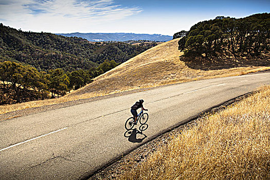 俯视图,男青年,山地车,乡村道路,骑乘,湾区,加利福尼亚,美国