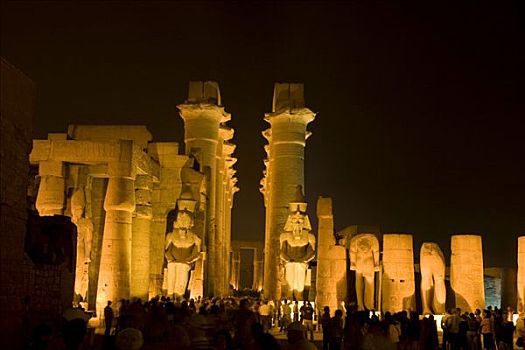 拉美西斯二世,柱廊,阿蒙霍特普三世,后面,两个,雕像,拉美西斯,卢克索神庙,夜晚,路克索神庙,尼罗河流域,埃及,非洲