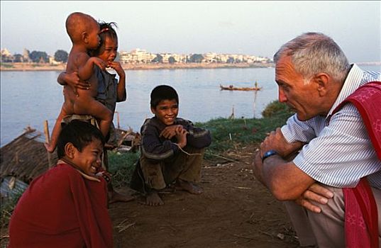金边,法国人,天主教,牧师,交谈,高棉人,孩子,湄公河