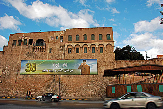 libya,tripoli,billboard,of,gaddafi,on,old,building