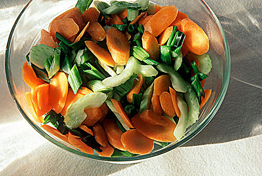 芹菜,胡萝卜,青葱,玻璃碗