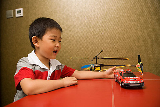 玩汽车模型的小男孩