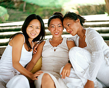 三个女人,穿,白色,坐,一起