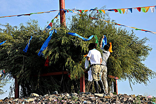 内蒙古呼伦贝尔陈巴尔虎旗草原包祭祀活动中的人们
