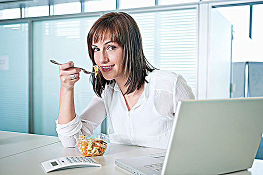 职业女性,吃,意大利面,正面,笔记本电脑