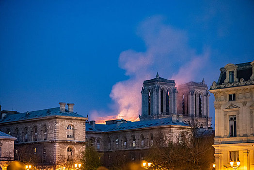 法国巴黎圣母院火灾的烟火火光
