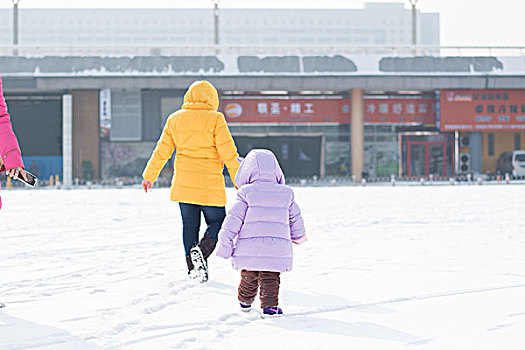 玩雪的小女孩