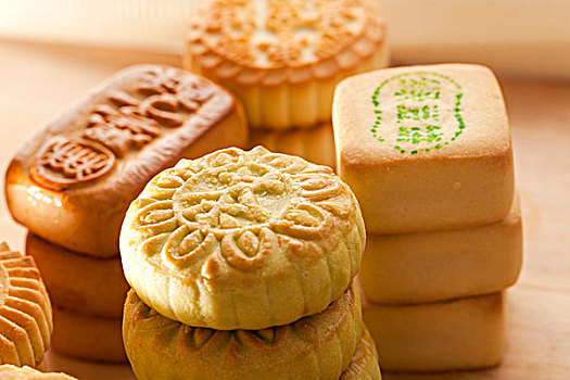 中國節日中秋月餅糕點擺放在案板上