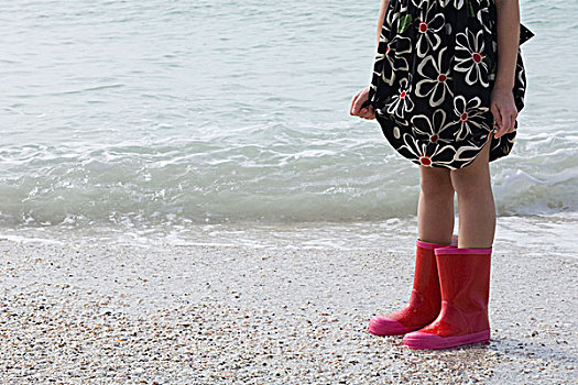 女孩,站立,海滩,穿,胶靴