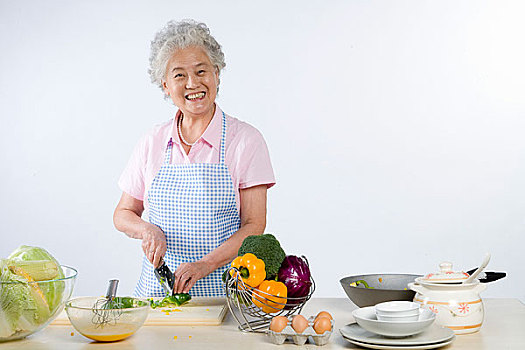 正在做飯的老人