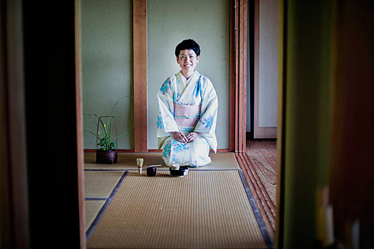 日本,女人,穿,传统,白色,和服,蓝色,花饰,跪着,榻榻米,茶道