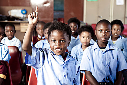 非洲学校,学生,在相机微笑,随着,他们的,手在空气