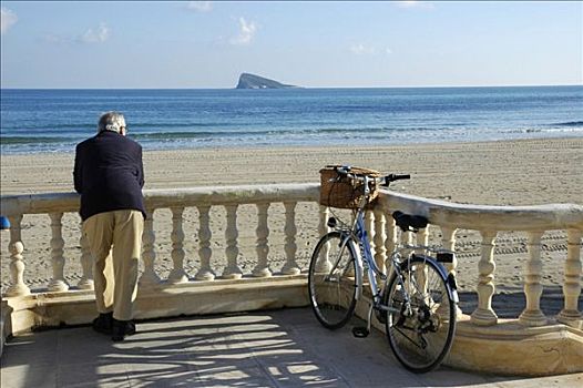 骑自行车,骑车,休息,干盐湖,贝尼多姆,白色海岸,西班牙