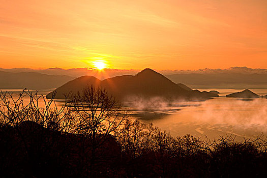 日出,湖