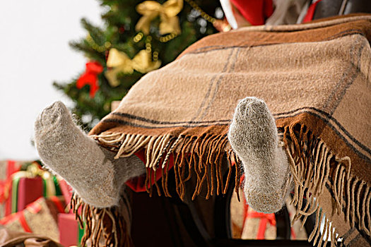 圣诞老人,坐,摇椅,靠近,圣诞树,温暖,脚,壁炉,特写,羊毛袜