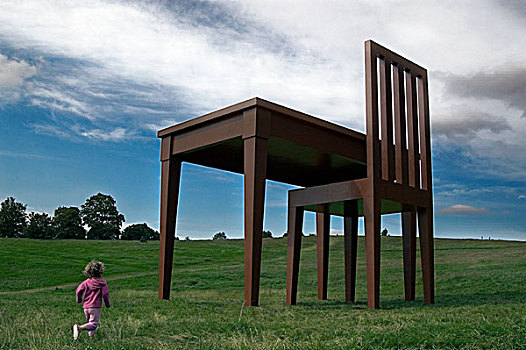 大,椅子,桌子,超现实,雕塑,公园,小,女孩,跑