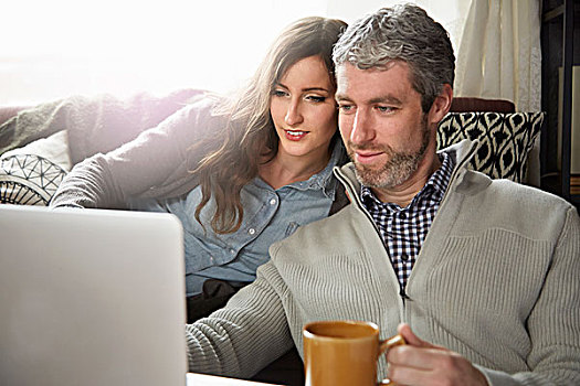 年轻,情侣,喝咖啡,看,笔记本电脑