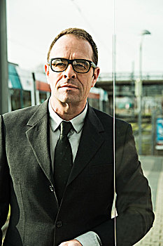 头像,商务人士,戴着,眼镜,站立,火车站,室外,曼海姆,德国