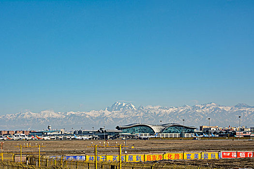 新疆乌鲁木齐地窝堡国际机场雪山背景