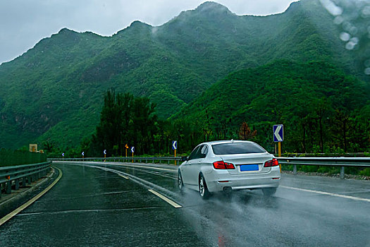 山间公路穿行于云雾之中